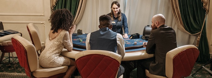 tre personer spelar på kasino